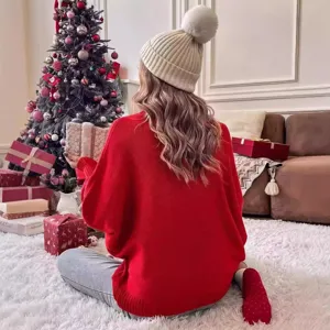 Vue détaillée d'un pull en tricot rouge oversize, parfait pour un style d'hiver chaleureux.