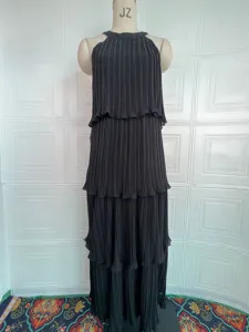 Vestido largo negro sin mangas con cuello halter y volantes, elegante prenda lisa de mujer.