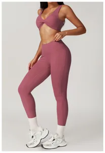 Vista dettagliata del set reggiseno sportivo e leggings da yoga fitness a vita alta.