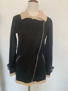 Schwarze Damen Bikerjacke aus Wildlederimitat mit Lammfellkragen und Reißverschluss.