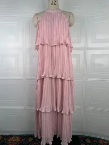 Elegante vestido largo rosa sin mangas halter plisado con capas para playa verano