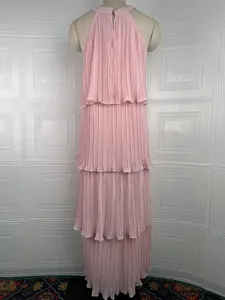Vestido largo rosa sin mangas cuello halter plisado en capas, diseño elegante.