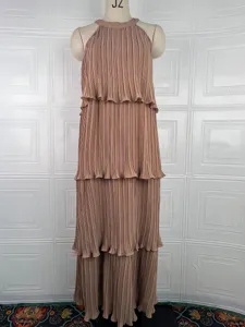 Vista detallada del vestido largo liso sin mangas con cuello halter y volantes en capas.