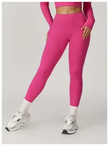Vista dettagliata di leggings da yoga rosa vivo a vita alta e crop top sportivo da donna