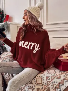 Gros plan détaillé du pull col roulé bordeaux avec lettrage tricoté merry et manches chauve-souris.