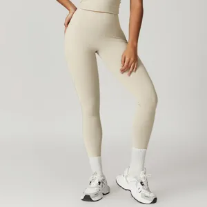 Leggings da fitness traspiranti a vita alta da donna, dettaglio del pantalone da yoga.