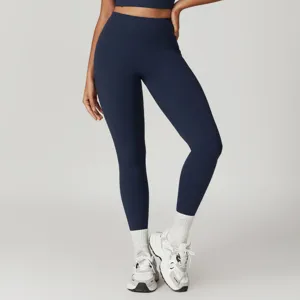 Dettaglio dei leggings blu scuro a vita alta, tessuto elasticizzato e traspirante.