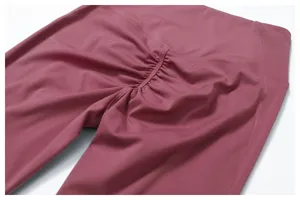 Dettaglio pantaloni yoga fitness donna, leggings vita alta push up, abbigliamento sportivo rapido.