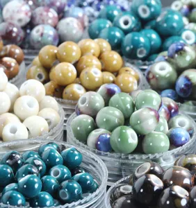 Gros plan de perles en céramique mélangées à glaçure unique et aux grands trous pour bijoux DIY.