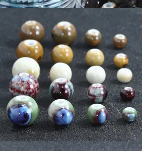 Jolies perles rondes en céramique mélangées cuites au four pour accessoires de bijoux DIY.