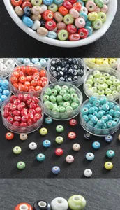 Vista detallada de cuentas de cerámica coloridas, accesorios de joyería de bricolaje.
