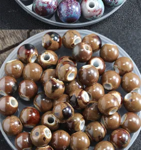 Détail de perles en céramique, perles rondes émaillées mélangées pour la fabrication de bijoux.
