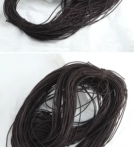 Primer plano del detalle del cordón elástico marrón, ideal para pulseras de cuentas.