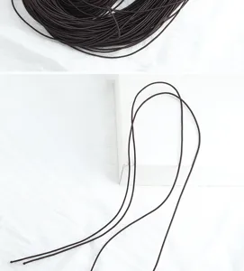Vista detallada del cordón elástico marrón de 1.2mm para abalorios y joyería, hilo muy resistente.