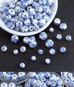 Primer plano de cuentas de cerámica azul y blanca, motivo floral accesorio de joyería DIY.