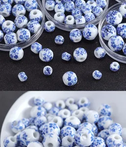 Detalle de cuentas de cerámica azul y blanca con agujeros grandes para joyería diy.