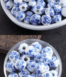 Primer plano de los detalles de cuentas de cerámica azul y blanca, material para joyería artesanal.