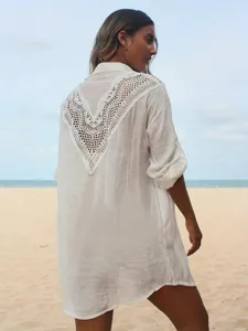 Vue détaillée d'une chemise de plage blanche pour femmes avec un beau dos en dentelle crochetée.