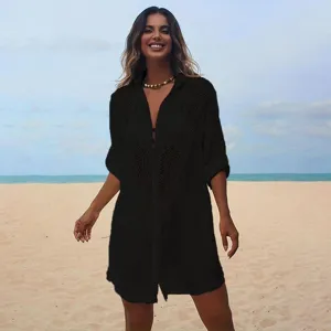 Vue détaillée du pareo de plage noir pour femme avec dentelle au crochet et manches longues.