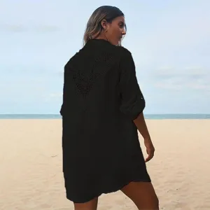 Chemise de plage noire pour femme avec dos en dentelle crochetée et manches longues.