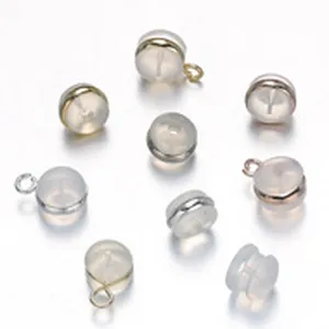 Vista dettagliata di accessori per gioielli fai da te, fermi per orecchini in silicone.