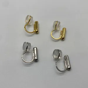 Dettaglio dei convertitori universali per orecchini a clip senza foro con cuscinetti in silicone.