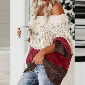 Dettaglio pullover in maglia colorblock con spalle scoperte, comodo design oversize a righe.