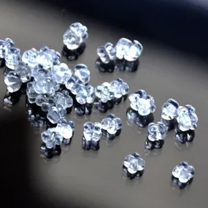 Nahaufnahme von transparenten Silikon Blumen Ohrringrückseiten, ideal für DIY Schmuck Zubehör.