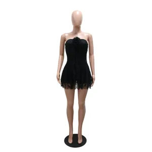 Zwarte kanten strapless romper detail met prachtige borstroos en geruffelde voorkant.