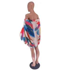 Détail de vue arrière de robe décontractée à imprimé tropical coloré et épaules dénudées