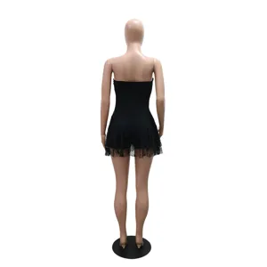 Detail van sexy rugloze kanten strapless jumpsuit, elegante zwarte mini party outfit.