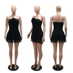Zwarte kanten strapless romper detail met voor- en achterkant van het nauwsluitende kledingstuk.