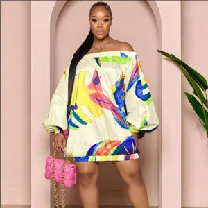 Mini robe décontractée ample à épaules dénudées avec imprimé botanique coloré et manches lanternes.