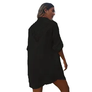 Vue arrière d'un paréo de plage noir en dentelle crochetée, haut de protection solaire.