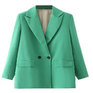 Detalle de chaqueta blazer casual verde, manga larga cruzada elegante prenda de mujer