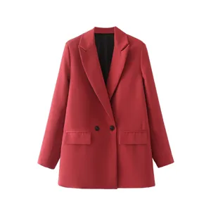 Detalle blazer rojo mujer, chaqueta casual manga larga, diseño solapa elegante, doble botonadura.