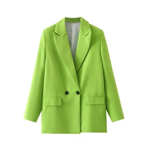 Detalle de blazer verde, chaqueta casual de manga larga con botones cruzados y solapa.