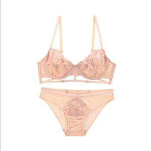 Conjunto de lencería rosa con bordado floral sexy, sujetador y bragas vista plana.