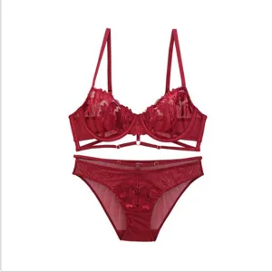 Conjunto de lencería sexy rojo con bordado floral y malla transparente con tirantes