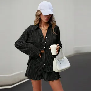 Solid color pleated long-sleeve shirt and shorts two-piece set, casual fashion detail.