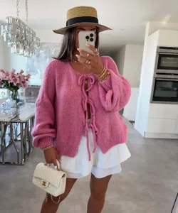 Cardigan de punto rosa dulce para mujer con cuello redondo y cierre de lazo delantero.
