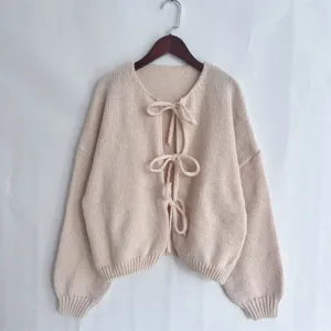 Cárdigan de punto liso con cuello redondo y lazos decorativos al frente para mujer.