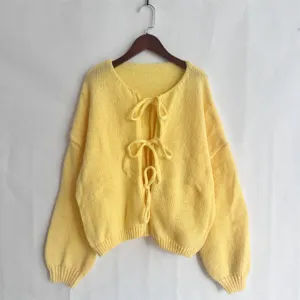 Cárdigan de punto amarillo para mujer con cuello redondo y elegante diseño de lazo.