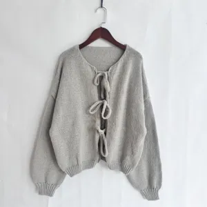 Cárdigan de punto gris con cordones delanteros, manga larga y cuello redondo casual básico.