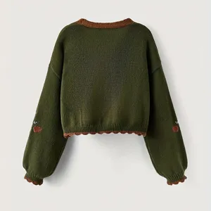 Pull en tricot vert à col V et manches longues avec bordures côtelées marron et broderie.