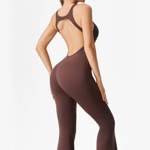 Brauner, rückenfreier Schlag-Yoga-Jumpsuit für Damen, figurbetonter Sport-Einteiler.