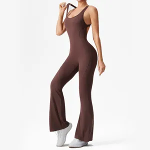 Rückenfreier Schlag-Yoga-Jumpsuit Detail, schmale Passform, atmungsaktiver Stoff.