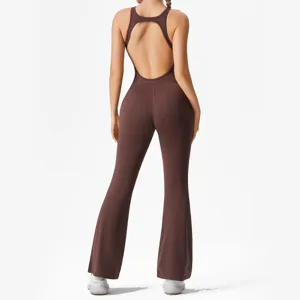 Rückansicht Detail des braunen rückenfreien Schlag-Yoga-Anzugs, elastischer Stoff für Sport.