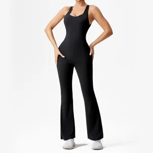 Schwarzer einteiliger Yoga-Jumpsuit mit Schlaghosen, figurbetonte Sportbekleidung fürs Fitness.