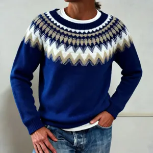Gros plan du pull jacquard nordique, présentant la texture tricotée et les motifs géométriques fins.